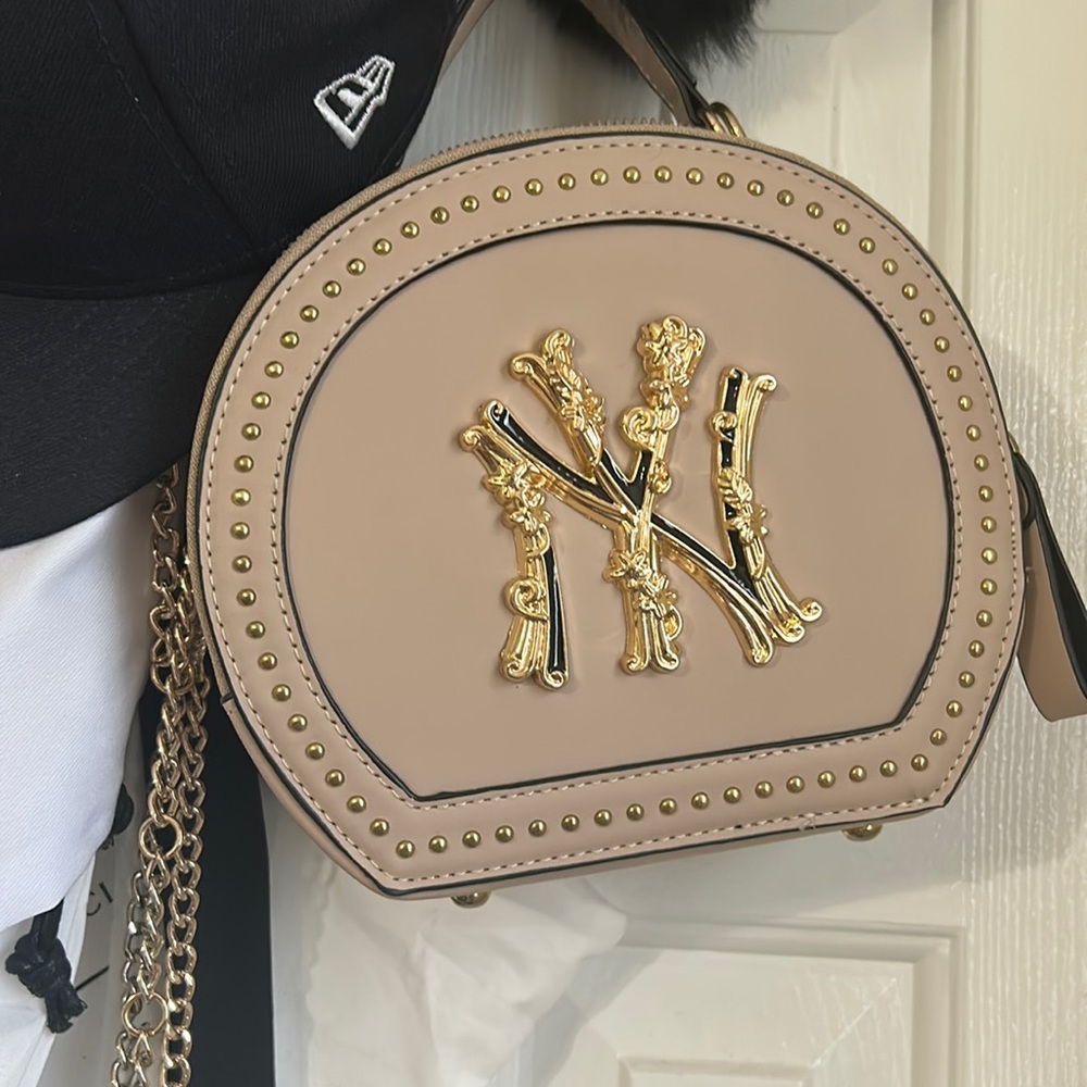 Small beige NY boutique bag.